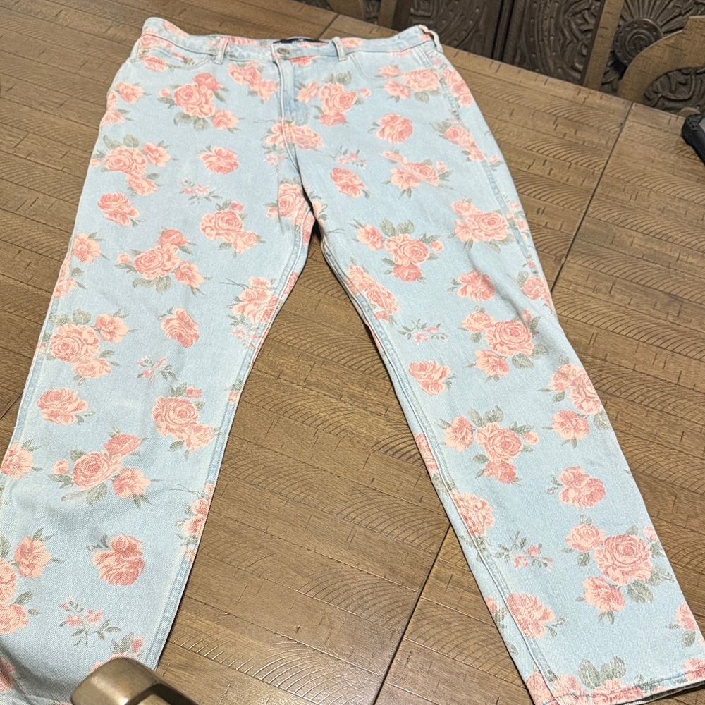 Hollister Light Blue Floral Women's Cropped Jeans
